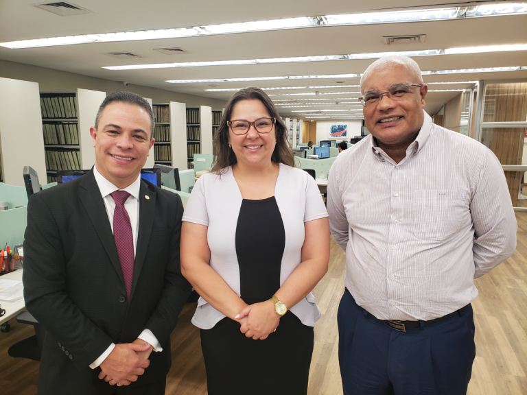 Na esquerda o Deputado Estadual Elizandro Sabino, no centro a Vereadora Tanise Sabino, e na direita, o presidente do ONR, Flauzilino Araújo dos Santos