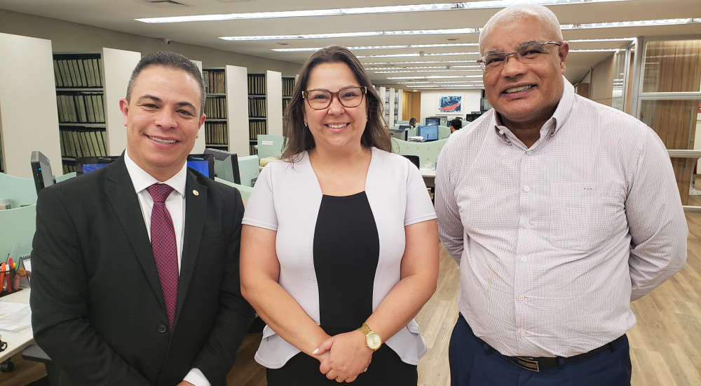 Na esquerda o Deputado Estadual Elizandro Sabino, no centro a Vereadora Tanise Sabino, e na direita, o presidente do ONR, Flauzilino Araújo dos Santos